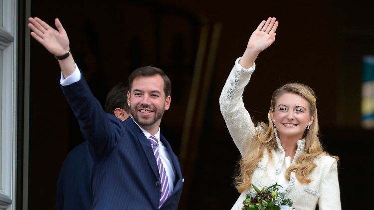 Grüßen als Frischvermählte: Guillaume und Stéphanie.