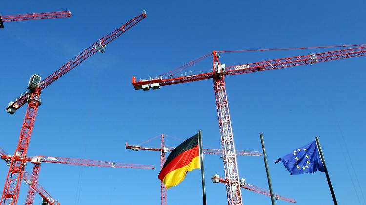 Die Schuldenkrise in Europa hinterlässt tiefe Bremsspuren in der deutschen Wirtschaft.