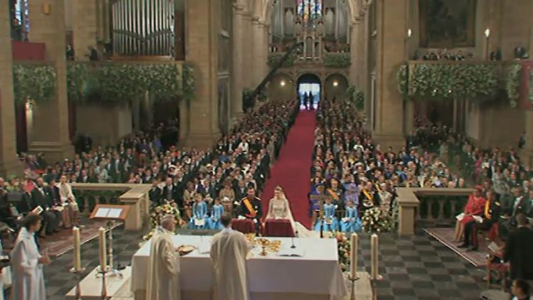 Hunderte Gäste beobachten die Zeremonie in der Kirche.