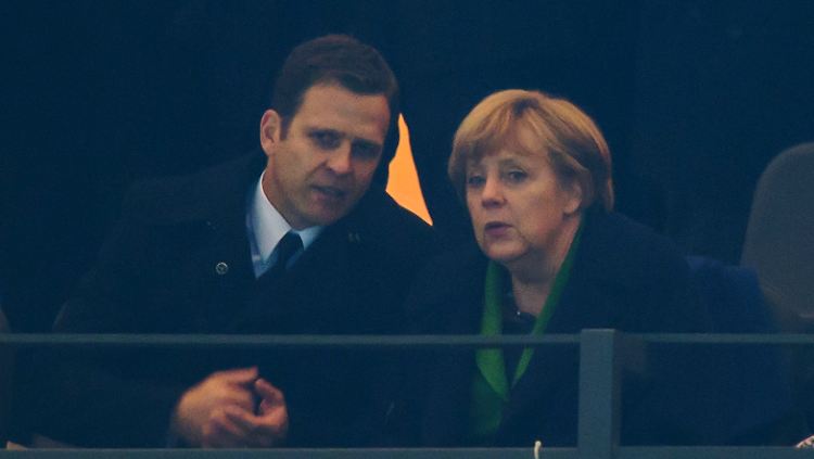 Teammanager Oliver Bierhoff plauderte während des Spiels mit der Bundeskanzlerin.