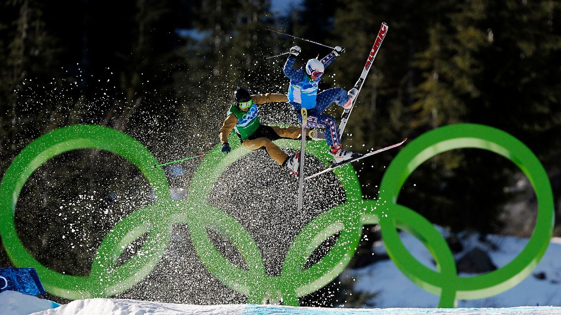 Wie spektakulär es im Ski-Freecross zugehen kann, bewiesen nicht nur der Franzose Ted Piccard (l.) und Daron Rahlves (USA). Beide blieben nach diesem Luft-Crash ohne Medaille, beim folgenden Sturz aber auch unverletzt.