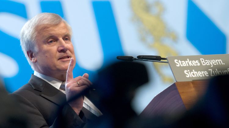 Seehofer holt seinen Zuhörern das Weiße und Blaue vom Himmel.