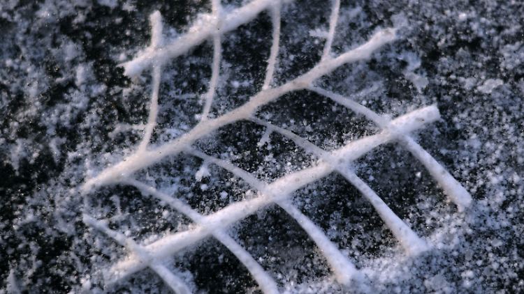 Nutzern von Kundenparkplätzen ist durchaus zuzumuten, kurze Strecken auf nicht geräumtem und nicht gestreutem Terrain zurückzulegen, ehe eisfreie Flächen erreicht werden können.