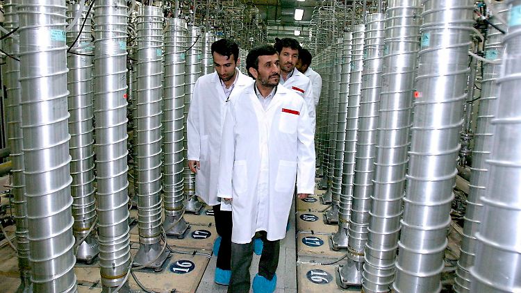 Irans Präsident Mahmud Ahmadineschad besichtigt die Atomanlage Natans (Archivbild).