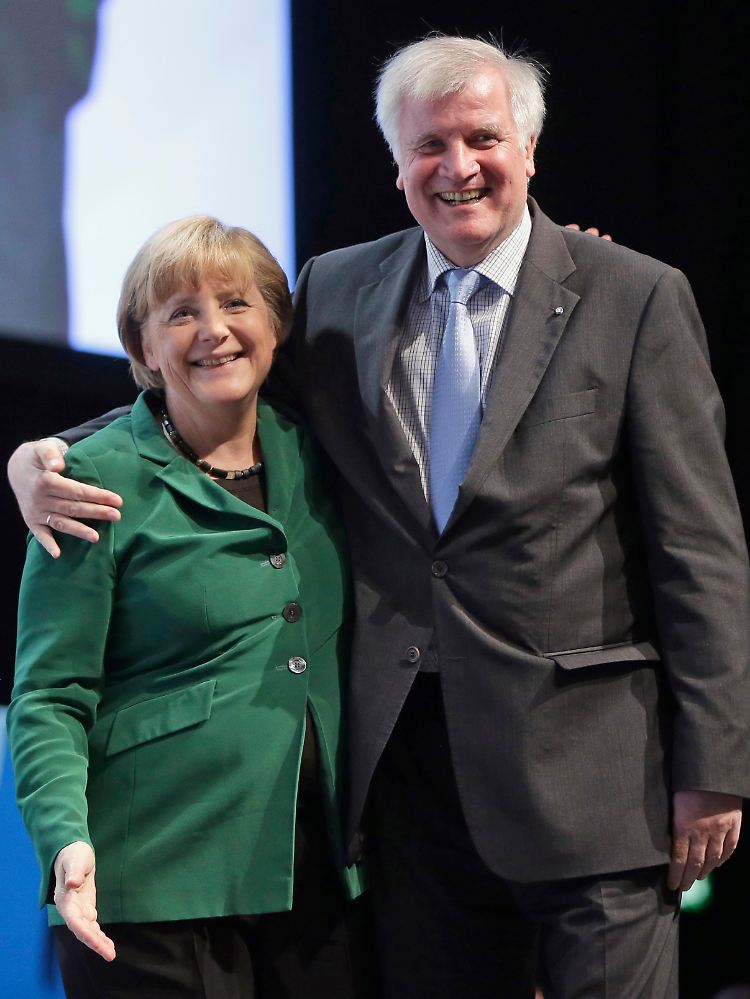 Ein Herz und eine Seele? Wohl kaum. Aber jetzt ist Angela Merkel für Seehofer ein wichtiger Wahlkampfschlager.