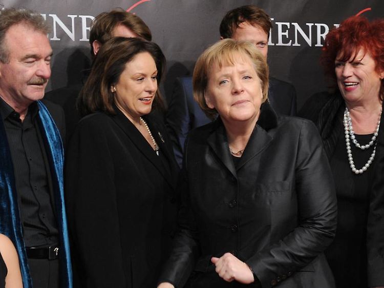 V.l.n.r.: Regisseur Jo Baier, WDR-Intendantin Monika Piel, Bundeskanzlerin Angela Merkel und Produzentin Regina Ziegler in Essen.