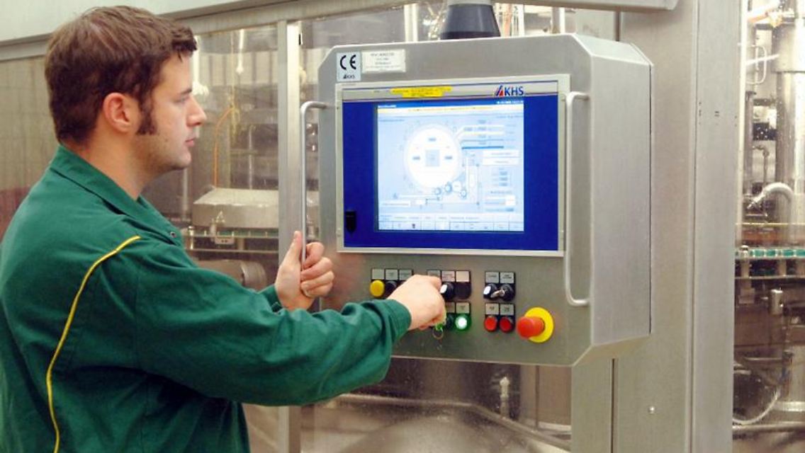 Von Hand gebraut wird Bier heute kaum noch: Den Gärprozess überwachen Brauer und Mälzer meist am Computer.