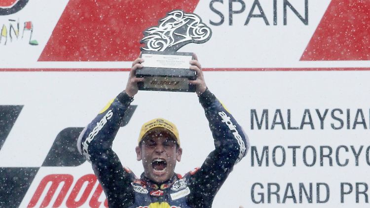 Stand im strömenden Regen auf dem Siegerpodest und ließ sich am schönsten Tag seiner Karriere gebührend feiern: Sandro Cortese.