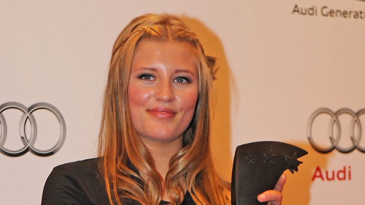 Luna Schweiger zeigt ihre Trophäe in München.