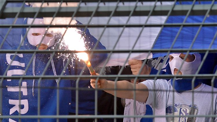 Schalke-Fans zündeten Bengalos.