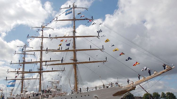 Im Schuldendienst: Die argentinische "Libertad" im Hafen der ghanaischen Stadt Tema.