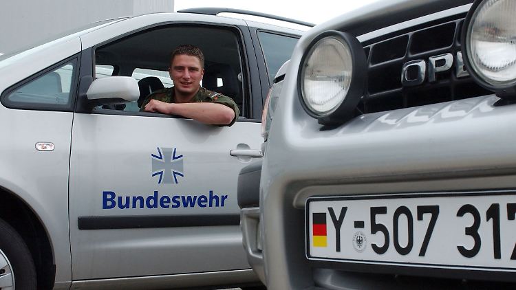 Der Fuhrpark der Bundeswehr bietet Bundestagsabgeordneten Chauffeurdienste.
