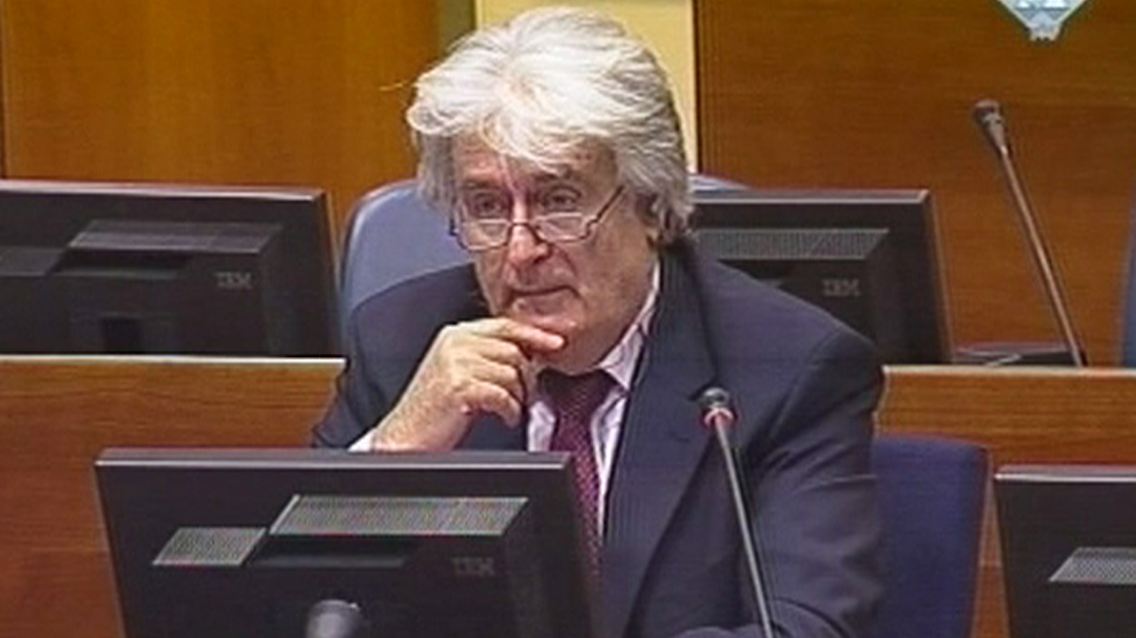 Schuld sind nur die anderen: Karadzic verteidigt sich in Den Haag selbst.