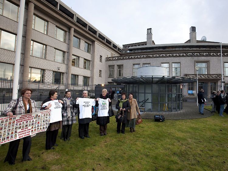 Demonstrantinnen erinnern vor dem Gericht an die schrecklichen Taten des ehemaligen Serbenführers.