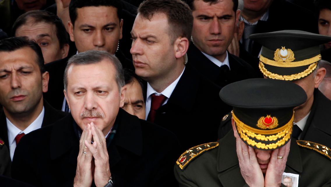 Premier Erdogan nimmt es mit dem Militär auf.