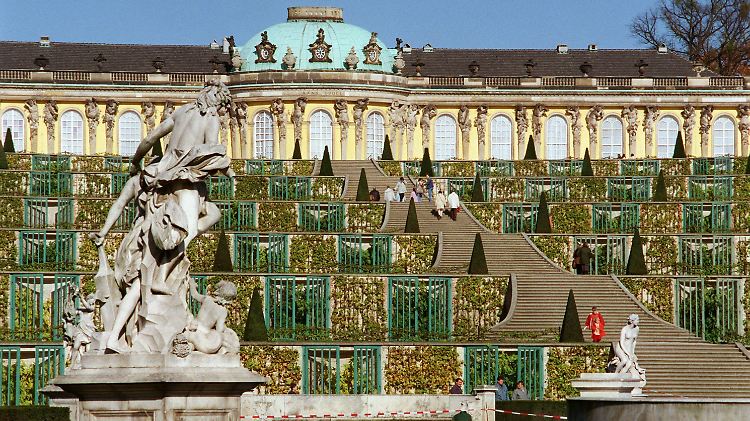 Preußisches Pracvhtschloss: Georg Wetzlar von Knobeldorff erbaute von 1745 bis 1747 für Friedrich II. Schloß Sanssouci.