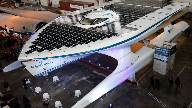 Das weltgrößte Solarboot "Tûranor PlanetSolar" nimmt an der Eröffnungsparade teil.