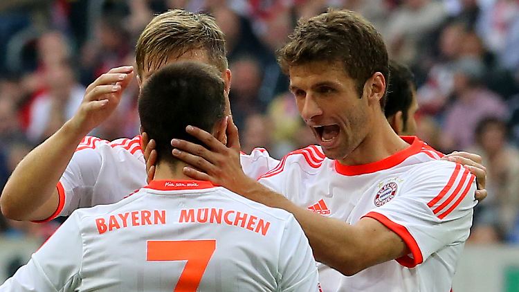 Geht da noch was? Wer die Bayern, hier Thomas Müller und Franck Ribéry, so spielen sieht, mag das kaum glauben.