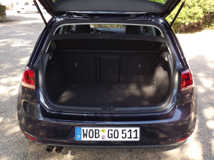 Der Kofferraum fasst maximal 1270 Liter und wartet mit einer Golf-Premiere auf.