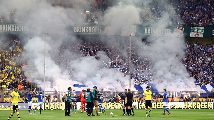 Umstritten: das Abbrennen von Feuerwerkskörpern in Fußballstadien.