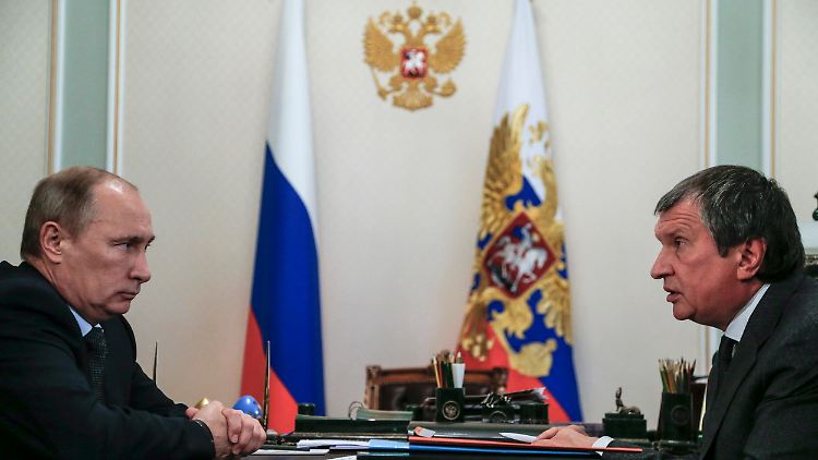 Wladimir Putin (l.) bestellt Rosneft-Chef Sechin zum Loben in den Kreml.