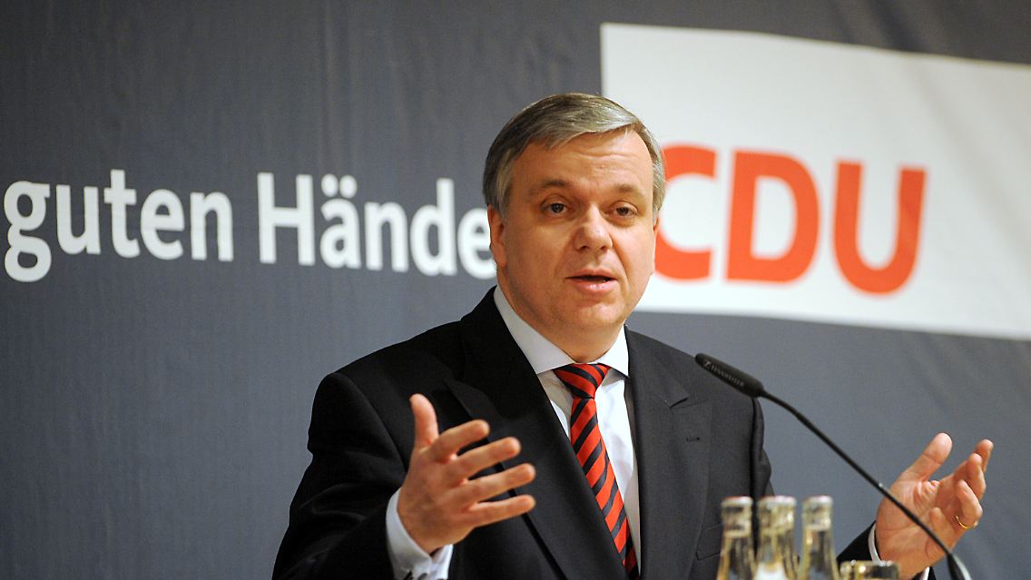 Michael Freytag kündigt während seiner Rede auf dem Landesparteitag der CDU in Hamburg überraschend seinen Rücktritt aus der Politik an.