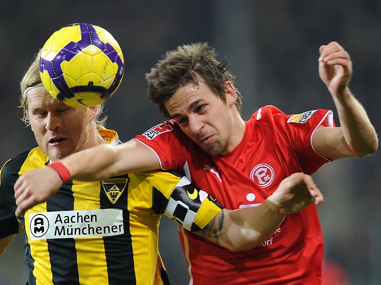 Der Ball war teilweise hart umkämpft.