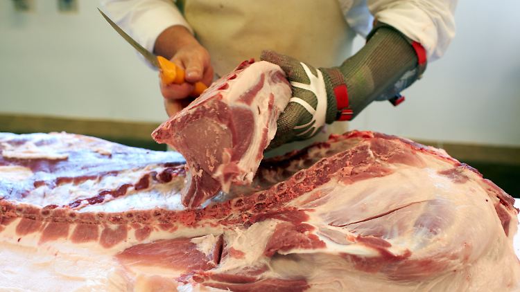 "Tierfreundlicher" erzeugtes Fleisch soll bald in Supermärkte kommen.