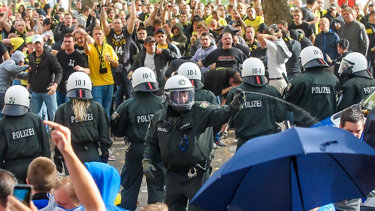 Die Polizei nahm in Dortmund 180 Randalierer in Gewahrsam.
