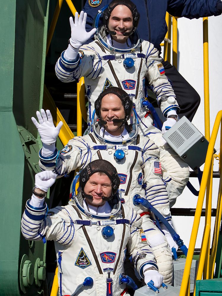 Oleg Nowitski, Kevin Ford und Jewgeni Tarelkin (von unten nach oben) auf ihrem Weg ins All.