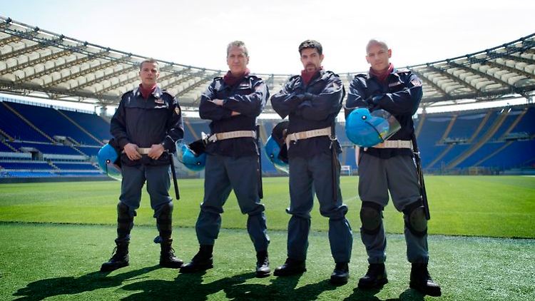 "Hier regiert die POLIZEI!" Adriano, Mazinga, Cobra, Negro (v.l.n.r.)