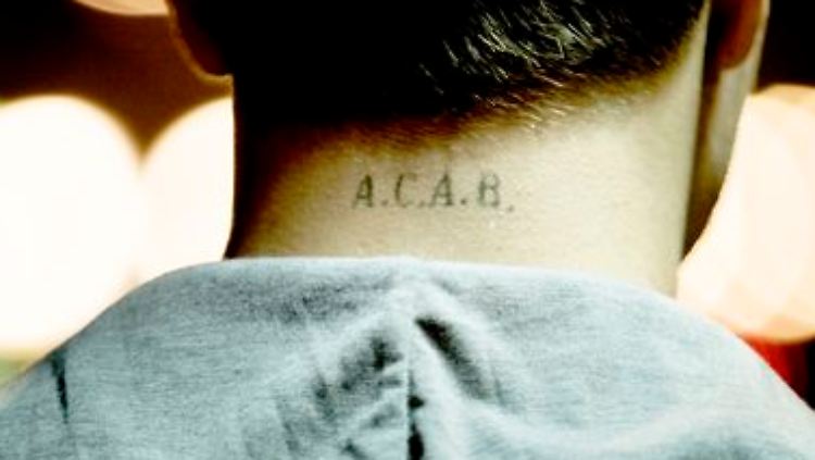 "All Cops Are Bastards": Nicht nur in Italien unter Ultras ein gern getragenes Tattoo.