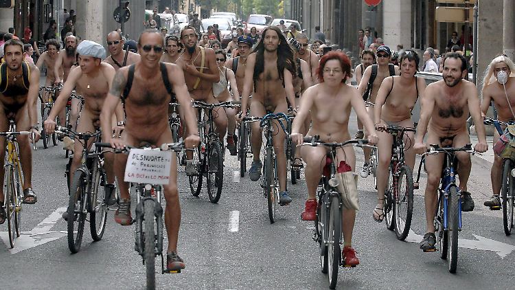 Nacktradeln im spanischen Valladolid.