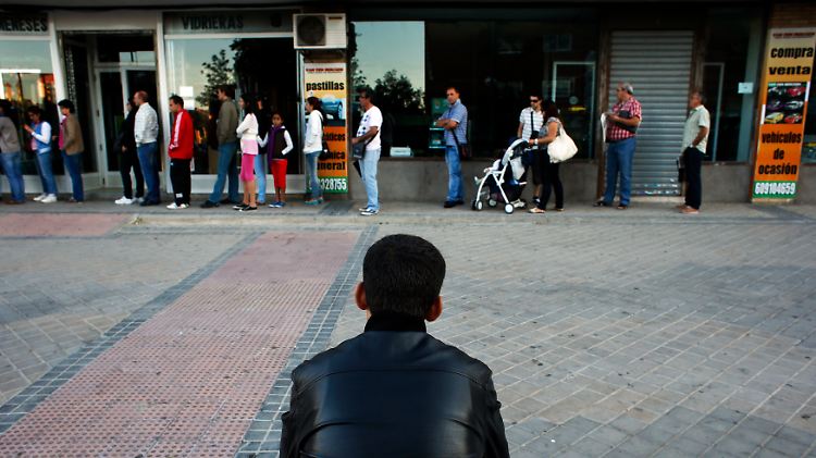 Die Schlangen der Arbeitslosen in Spanien werden länger, weil die Wirtschaftkraft schrumpft.