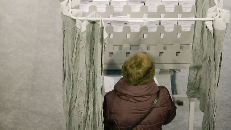 Eine Wählerin gibt im Baskenland ihre Stimme ab. 