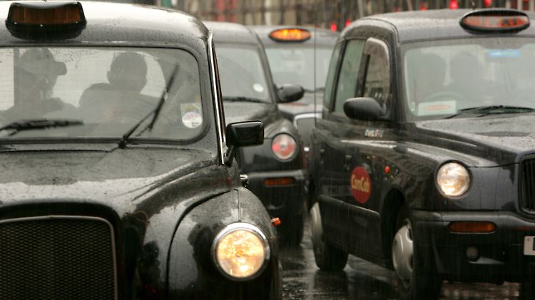 "Black Cabs": Noch fahnren genug davon in London herum.