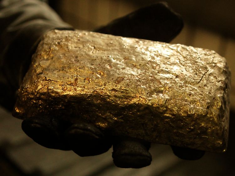 Wer es in der Hand hält, spürt sofort dieses ganz besondere Gewicht: Die Bundesbank will ihre Goldbestände nach langem Zögern prüfen - und das obwohl das international nicht den Gepflogenheit entspricht.