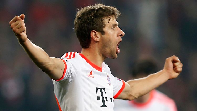 Ein Elfmeter von Thomas Müller bringt die Bayern in Führung.