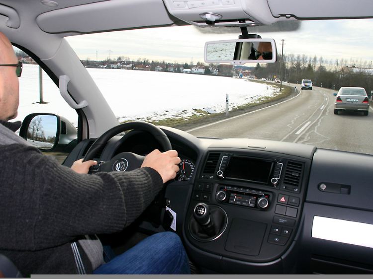 König der Straße: Eine aufrechte Sitzhaltung wie im Lkw macht das Fahrerlebnis im "Bulli" so typisch.