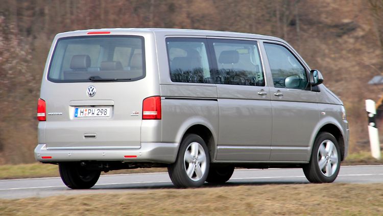 Eine nach oben schwingende Heckklappe ist Standard, aber es gibt auch senkrecht geteilte Hecktüren.