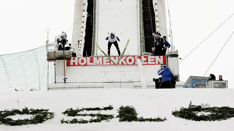 Der österreichische Skispringer Gregor Schlierenzauer in Aktion beim Weltcup in Oslo (März 2008).