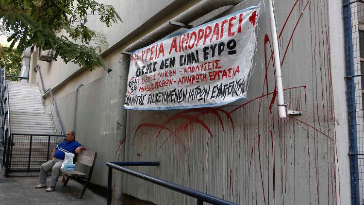 "Die Gesundheit blutet" steht auf dem Banner außerhalb des Evangelismos-Krankenhauses in Athen.