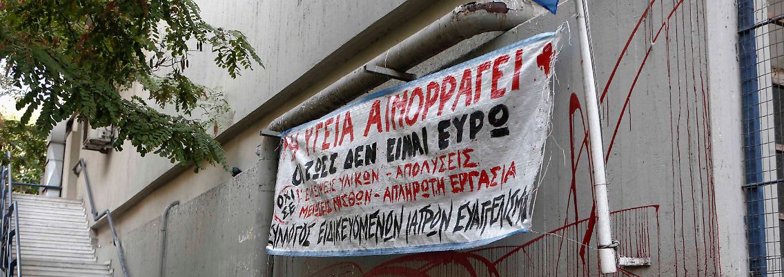 "Die Gesundheit blutet" steht auf dem Banner außerhalb des Evangelismos-Krankenhauses in Athen.