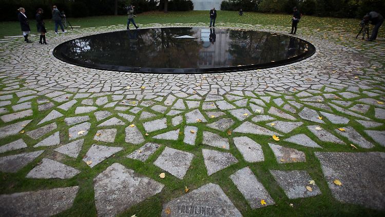 Das Denkmal liegt in unmittelbarer Nähe zum Reichstag.