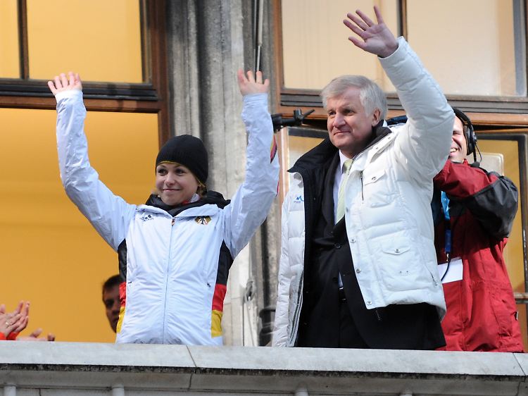 Bayerns Ministerpräsident Horst Seehofer sonnt sich im Glanz von Doppel-Olympiasiegerin Magdalena Neuner.