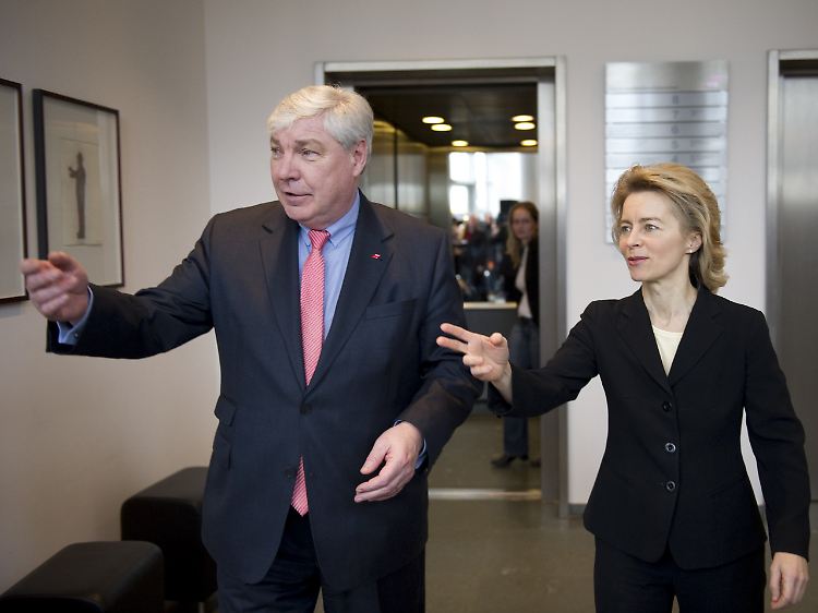 Gemeinsam auf der Suche nach der besten Lösung: Von der Leyen und Sommer.