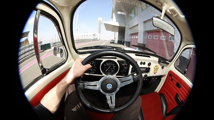 Blick auf das Steuer eines VW Käfer 1302