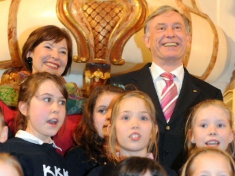 Bundespräsident Horst Köhler und seine Frau Eva Luise bei einer Veranstaltung der Philip-Breuel-Stiftung in Hamburg gemeinsam mit den Kindern des Kinder Kunst Klubs.