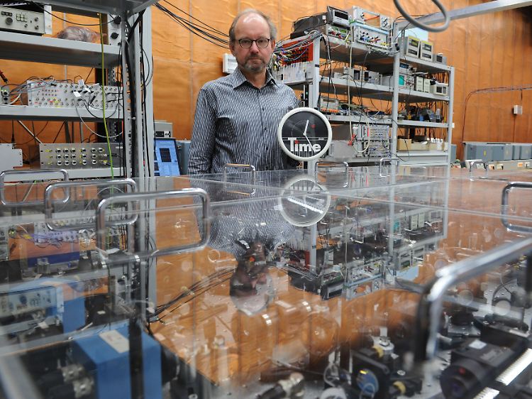 Da muss man den Überblick behalten: Bauch im Zeitlabor der Physikalisch-Technischen Bundesanstalt (PTB) in Braunschweig.