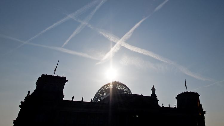 Im Bundestag müssen neue Stühle eingebaut werden.